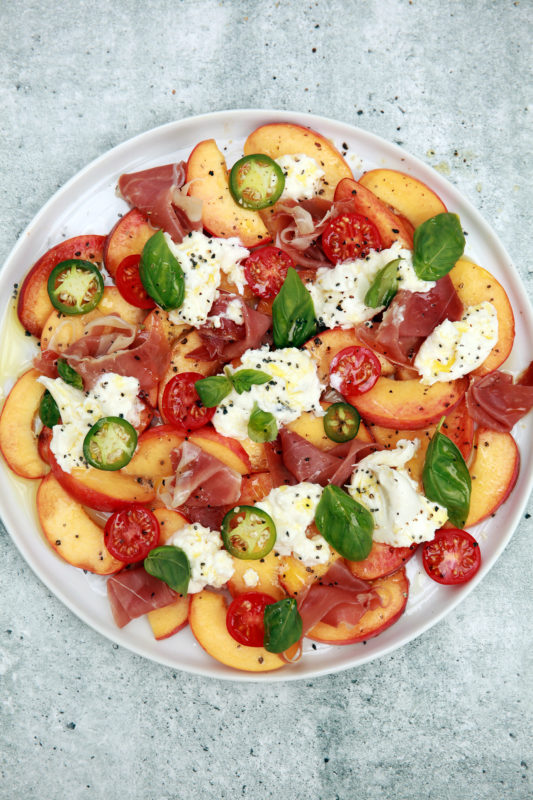 Burrata à la pêche et prosciutto Max L'affamé